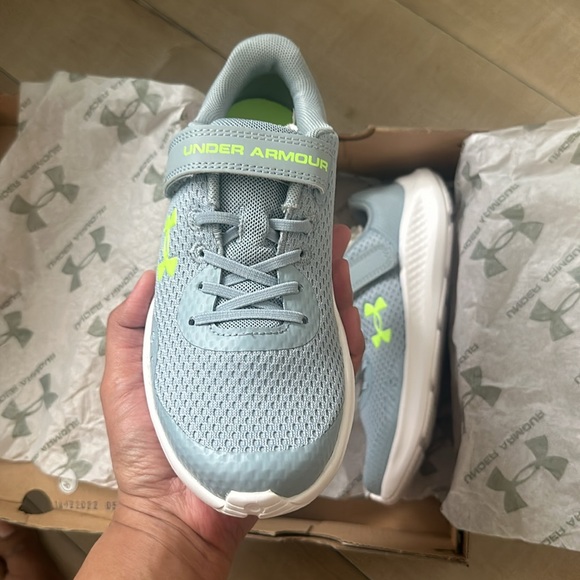 Under Armour Shoes - Picture 2 of 4